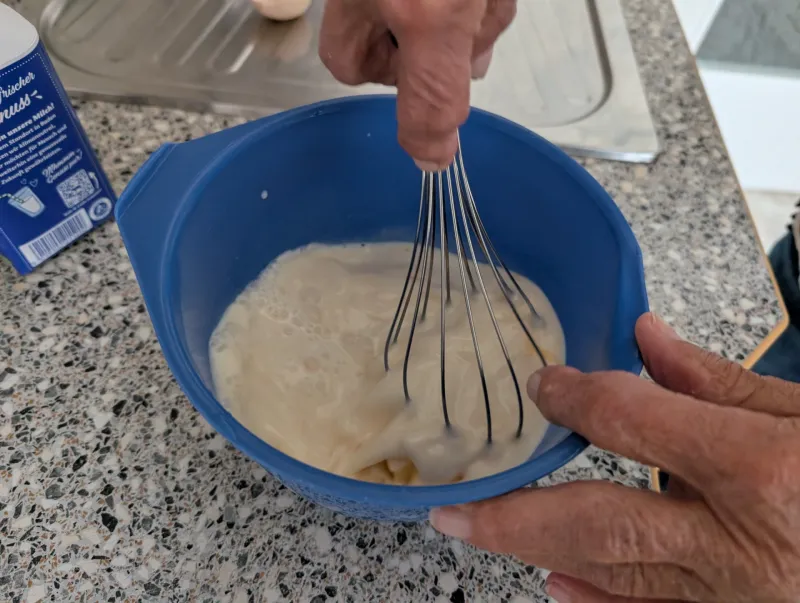 Arbeitsschritt 3: Oma's superdünn geschnittene Fritattensuppe