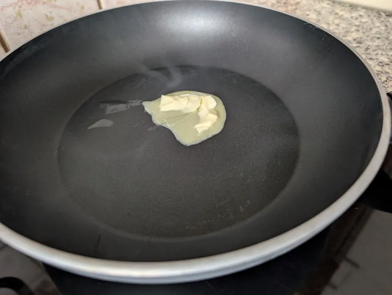 Arbeitsschritt 5: Oma's superdünn geschnittene Fritattensuppe