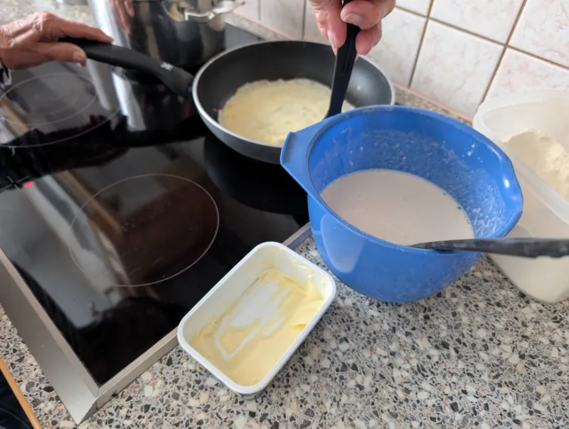 Arbeitsschritt 7: Oma's superdünn geschnittene Fritattensuppe