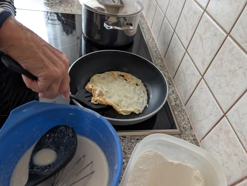 Arbeitsschritt 6: Oma's superdünn geschnittene Fritattensuppe