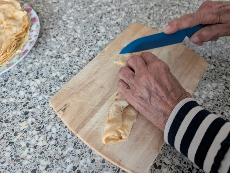 Arbeitsschritt 10: Oma's superdünn geschnittene Fritattensuppe