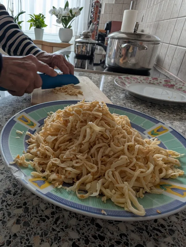 Arbeitsschritt 12: Oma's superdünn geschnittene Fritattensuppe