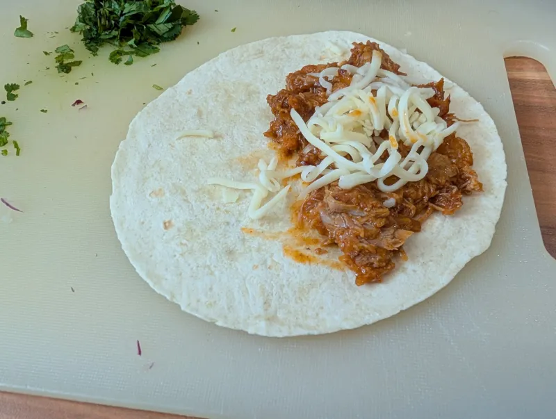 Arbeitsschritt 13: Pulled Pork Tacos mit schwarzen Bohnen und Salsa