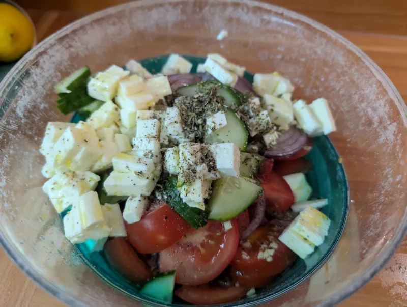 Arbeitsschritt 7: Schneller griechischer Tomaten-Feta-Salat