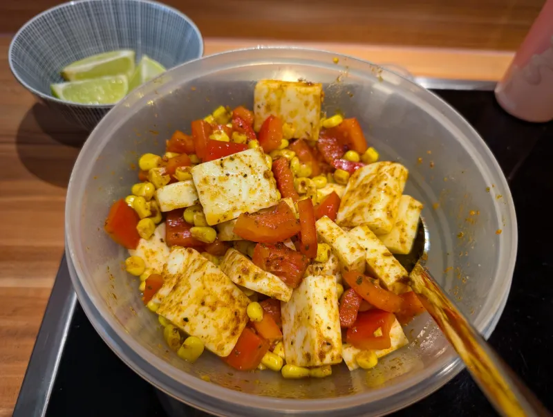 Arbeitsschritt 6: Paneer gebraten mit Paprika Marinade und Salat