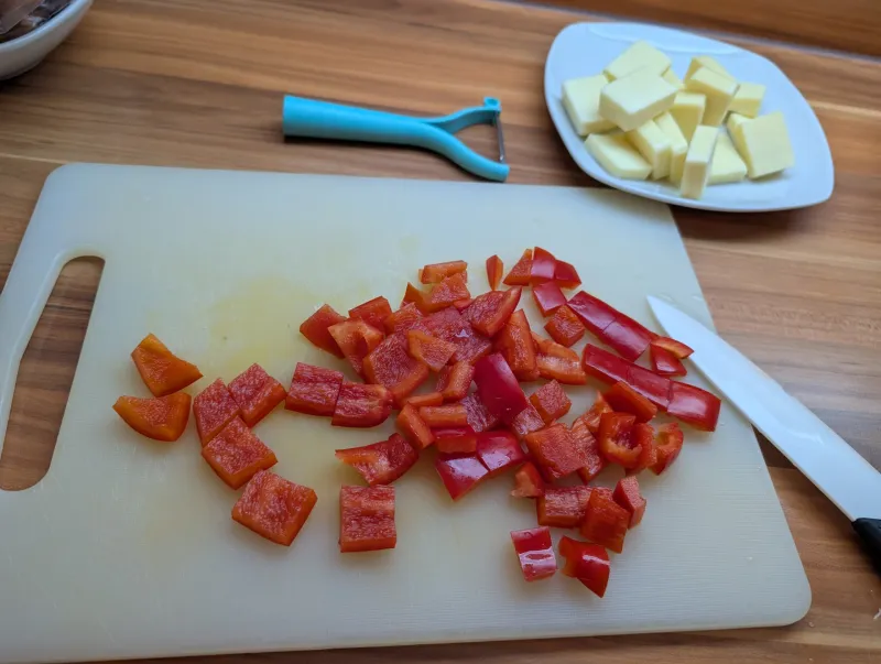 Arbeitsschritt 3: Paneer gebraten mit Paprika Marinade und Salat
