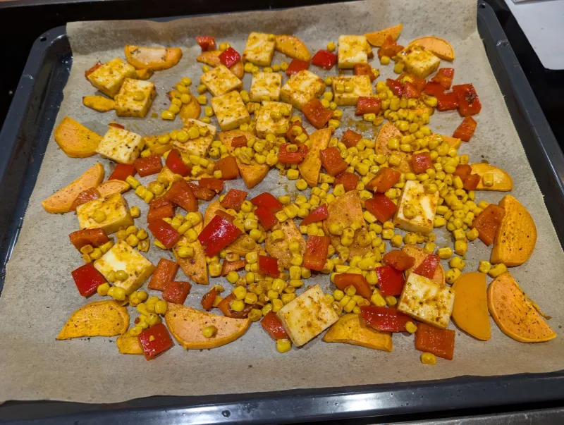 Arbeitsschritt 8: Paneer gebraten mit Paprika Marinade und Salat