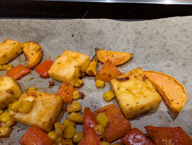 Arbeitsschritt 11: Paneer gebraten mit Paprika Marinade und Salat