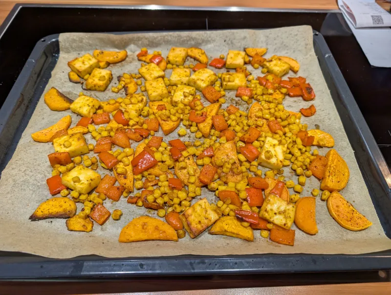 Arbeitsschritt 10: Paneer gebraten mit Paprika Marinade und Salat