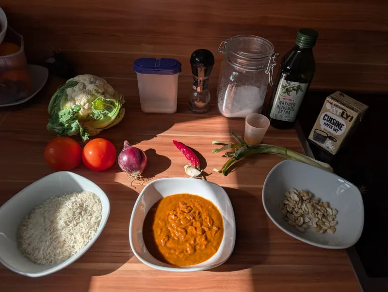 Arbeitsschritt 1: Tandoori-Karfiol in Tomaten/Chili Dal mit Reis
