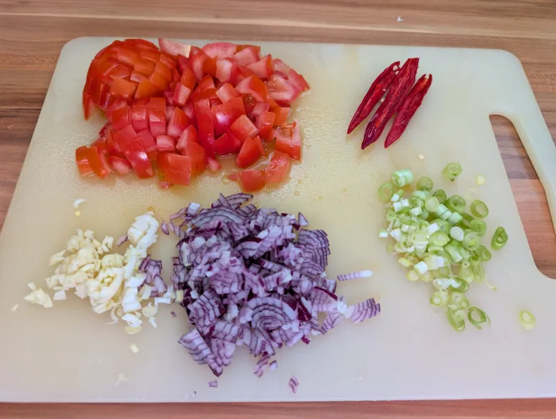 Arbeitsschritt 8: Tandoori-Karfiol in Tomaten/Chili Dal mit Reis