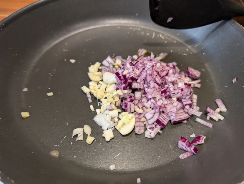 Arbeitsschritt 9: Tandoori-Karfiol in Tomaten/Chili Dal mit Reis