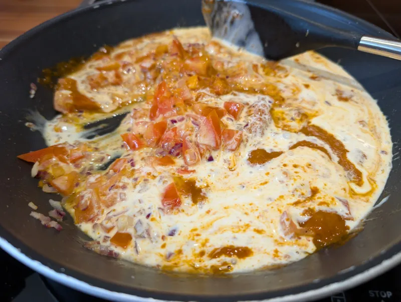 Arbeitsschritt 11: Tandoori-Karfiol in Tomaten/Chili Dal mit Reis