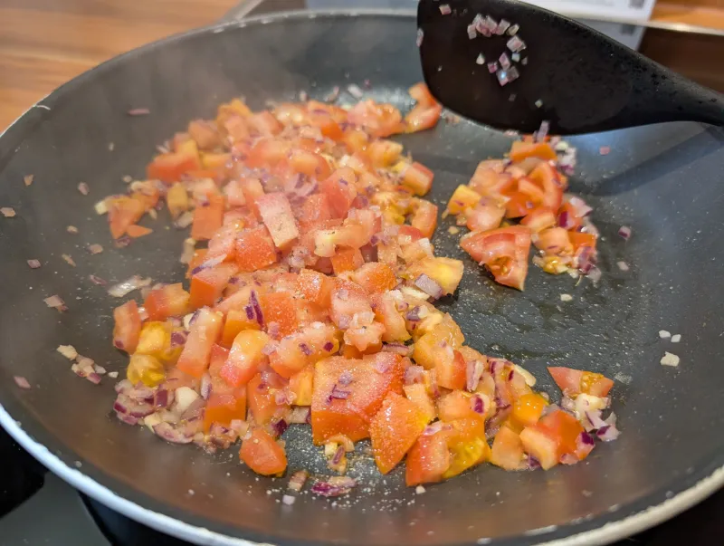 Arbeitsschritt 10: Tandoori-Karfiol in Tomaten/Chili Dal mit Reis