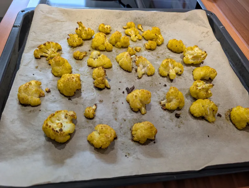 Arbeitsschritt 13: Tandoori-Karfiol in Tomaten/Chili Dal mit Reis