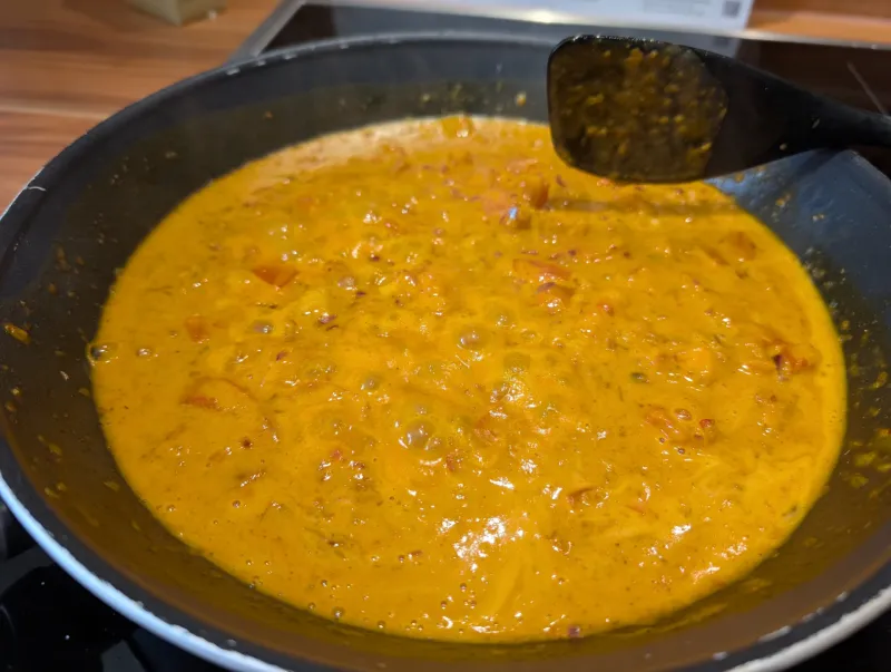 Arbeitsschritt 12: Tandoori-Karfiol in Tomaten/Chili Dal mit Reis