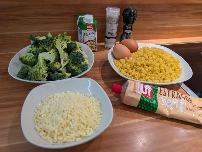 Arbeitsschritt 1: Brokkoli Nudel Auflauf mit Käse