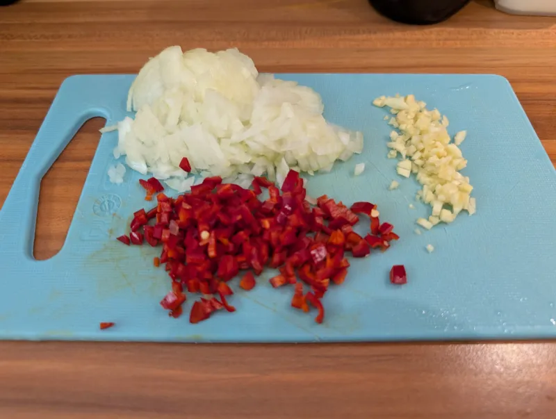 Arbeitsschritt 2: Nigerianischer Jollof-Reis mit geröstetem Karfiol und Kräuterjoghurt