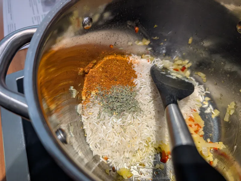Arbeitsschritt 4: Nigerianischer Jollof-Reis mit geröstetem Karfiol und Kräuterjoghurt