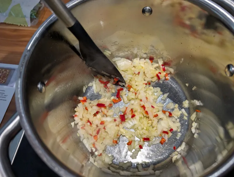 Arbeitsschritt 3: Nigerianischer Jollof-Reis mit geröstetem Karfiol und Kräuterjoghurt