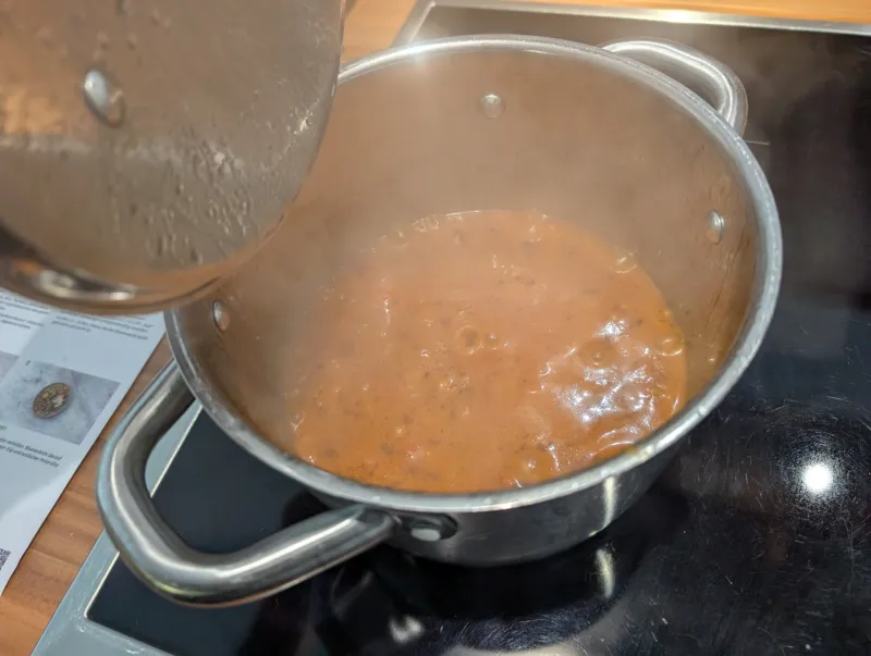 Arbeitsschritt 6: Nigerianischer Jollof-Reis mit geröstetem Karfiol und Kräuterjoghurt