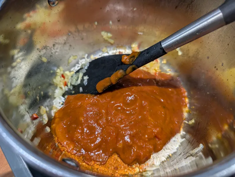 Arbeitsschritt 5: Nigerianischer Jollof-Reis mit geröstetem Karfiol und Kräuterjoghurt