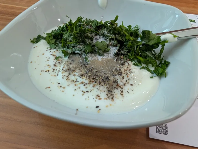 Arbeitsschritt 9: Nigerianischer Jollof-Reis mit geröstetem Karfiol und Kräuterjoghurt