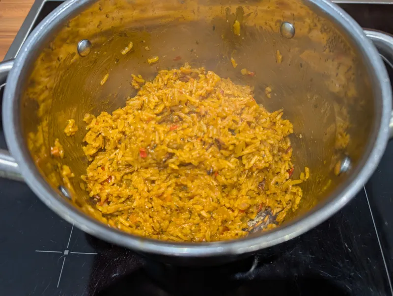 Arbeitsschritt 10: Nigerianischer Jollof-Reis mit geröstetem Karfiol und Kräuterjoghurt