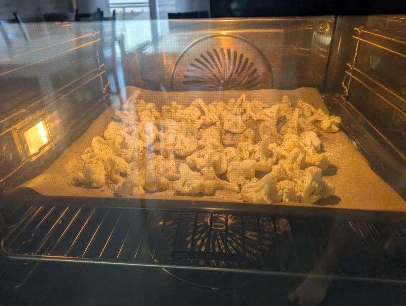 Arbeitsschritt 11: Nigerianischer Jollof-Reis mit geröstetem Karfiol und Kräuterjoghurt