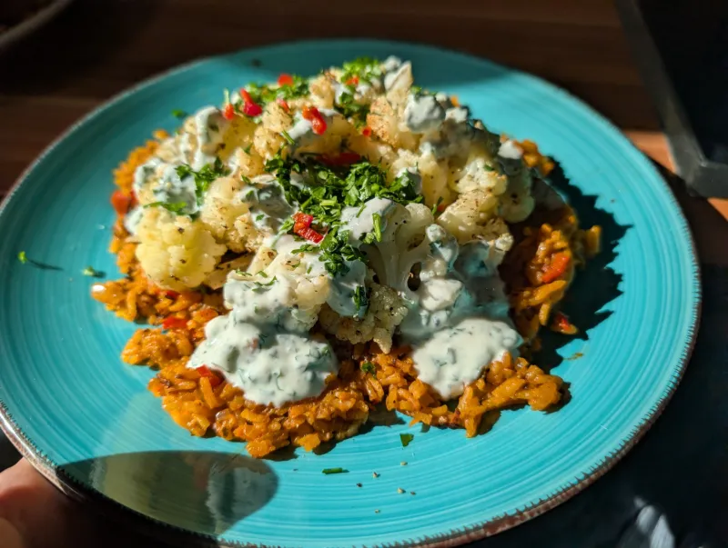 Arbeitsschritt 12: Nigerianischer Jollof-Reis mit geröstetem Karfiol und Kräuterjoghurt